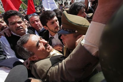 Jaime Gajardo, presidente de la Asociaci&oacute;n de Profesores de Chile, se enfrenta a la polic&iacute;a de Carabineros en su intento por entrar al palacio de La Moneda, hoy d&iacute;a de paro nacional