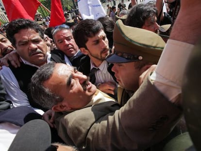 Jaime Gajardo, presidente de la Asociaci&oacute;n de Profesores de Chile, se enfrenta a la polic&iacute;a de Carabineros en su intento por entrar al palacio de La Moneda, hoy d&iacute;a de paro nacional