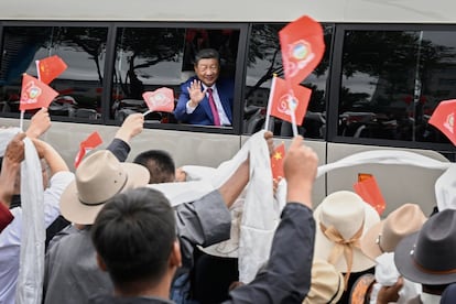 El presidente chino, Xi Jinping, saluda a la gente desde un vehículo al llegar a Lhasa, en la región autónoma del Tíbet, al oeste de China, este jueves.