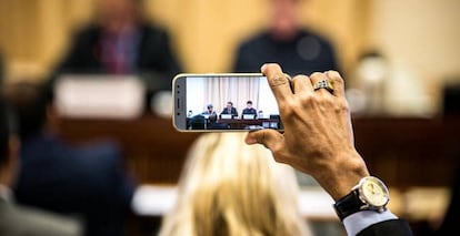 Un delegado graba una discusin en la 72.? Asamblea de la Organizacin Mundial de la Salud.