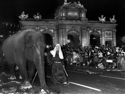Un elefante, en la cabalgata de Reyes del Ayuntamiento de Madrid, a su paso por la Puerta de Alcalá, el 5 de enero de 1990. No hay duda de que la participación de animales en espectáculos públicos es cada vez más cuestionada. Y su ausencia, también. La decisión de que no hubiera animales en la primera cabalgata de la alcaldesa Manuela Carmena fue aplaudida y criticada. En el caso concreto de los elefantes, ya en 2003 se había pedido a la alcaldesa Ana Botella que prohibiera su presencia por las graves consecuencias en caso de producirse una estampida en un espectáculo como este con gran afluencia de público.