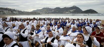 Las tamborradas han interpretado parte del repertorio tradicional bajo un cielo nublado pero sin lluvia.