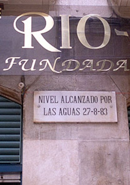 Placa que marca la altura que alcanzó la riada en el Casco Viejo bilbaíno.