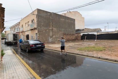 Solar de la calle San Antonio de la pedanía murciana de Lobosillo donde falleció un niño al caer de un toro mecánico.