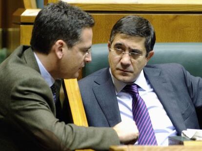 Conversación en el Parlamento entre Antonio Basagoiti, a la izquierda, y el ‘lehendakari’, Patxi López.