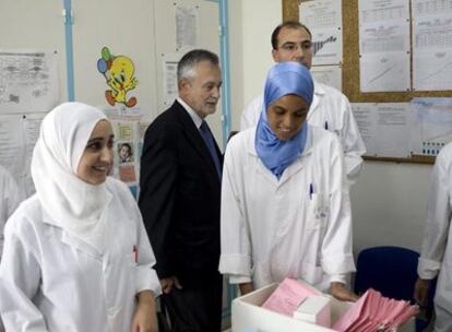 José Antonio Griñán, ayer en un hospital de Alhucemas.