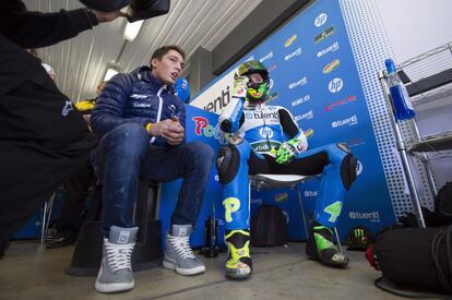 Pol Espargaro y su hermano Alex Espargaro en los box de motoGP