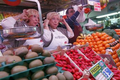 Las hermanas Hurtado ejercen de dependientas en el mercado de Usera.