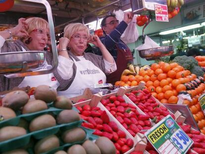 Las hermanas Hurtado ejercen de dependientas en el mercado de Usera.