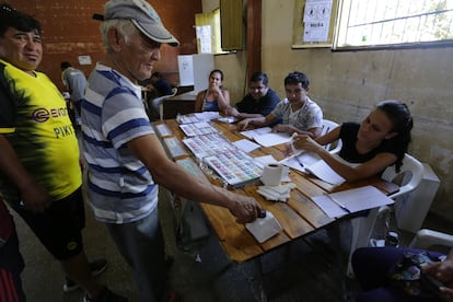 Un hombre vota durante las últimas elecciones presidenciales paraguayas, el 22 de abril de 2018, en Asunción.