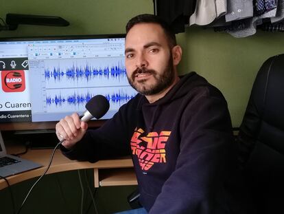 David Martos, en el rincón de su casa desde donde emite su programa. / RADIO CUARENTENA