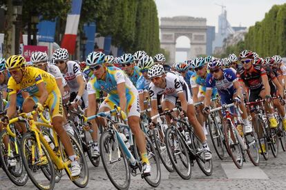 El ciclista en su vigésima y última etapa disputada entre Longjumeau y París, de 102,5 kilómetros