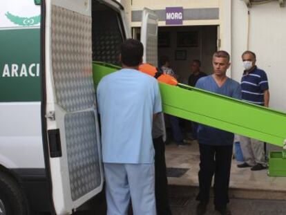 Los f&eacute;retros con los cad&aacute;veres de los refugiados sirios fallecidos en el hundimiento de este domingo son cargados en una furgoneta a las puertas de la morgue de Bodrum. (AP Photo/Hamdi Yorur) 