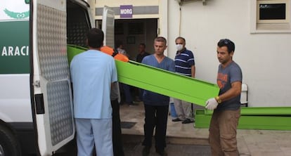 Los féretros con los cadáveres de los refugiados sirios fallecidos en el hundimiento de este domingo son cargados en una furgoneta a las puertas de la morgue de Bodrum. (AP Photo/Hamdi Yorur)