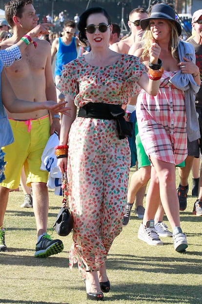 Dita Von Teese, un clásico del festival, con mono estampado y obi.