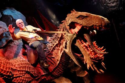 Un hombre se sube a un dragón durante su visita a la Gamescom, en Colonia.