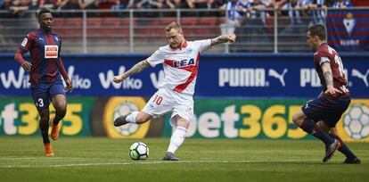 Guidetti marca el gol del triunfo en Ipurua.