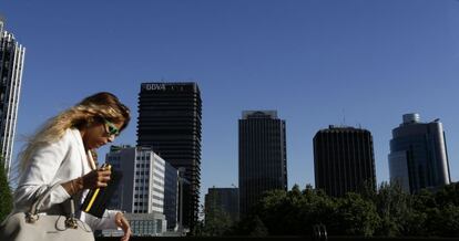 Al fondo la Torre del Banco Bilbao, una de las m&aacute;s emblem&aacute;ticas del complejo Azca, en Madrid. 