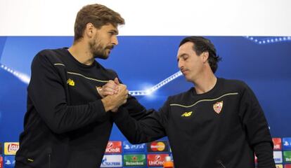 Llorente y Emery se saludan en la sala de prensa del S&aacute;nchez Pizju&aacute;n. 