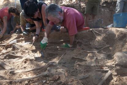 Un grupo de personas  ayer, durante la excavación en la fosa de Villalba de Duero.