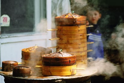 Como las galletas de la suerte, el relleno del <i>baozi </i>es una sorpresa en toda regla: desde carne guisada a crema dulce de semillas de loto. Cocinado al vapor o también frito, se pueden tomar para desayunar y a media mañana, pero nunca por la noche: por tradición, solo se sirve hasta el mediodía. Aunque se encuentra fácilmente en cualquier puesto de dim sum, el restaurante Xisi Baozi de Pekín ofrece hasta seis tipos distintos de <i>baozi</i>, desde 18 yuanes (2,3 euros). Se aconseja precaución y probarlo previamente: el interior puede ocultar desde sabores dulces -más habitual en el sur del país- hasta el picante más intenso.