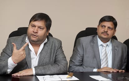 Ajay Gupta, derecha, y su hermano Atul, durante una entrevista en Johannesburgo en 2011.