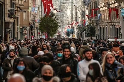 Gente paseando por la avenida Istiklal de Estambul, en 2022.