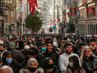 Gente paseando por la avenida Istiklal de Estambul, en 2022.