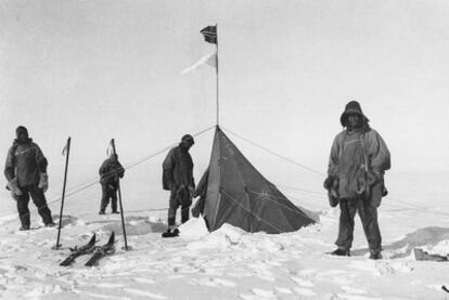 Robert F. Scott (a la izquierda), con sus compañeros junto a una tienda de campaña dejada por el grupo de Roald Amundsen.