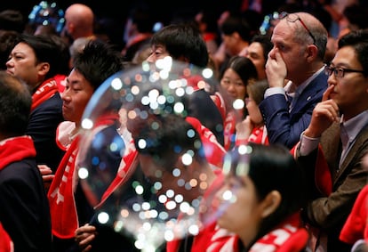 Público asistente al aterrizaje lunar del jueves en la sede de Ispace en Tokio, Japón.