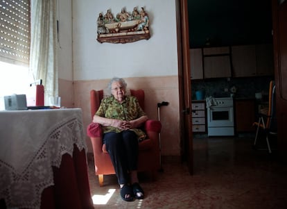 Rafaela Pons, de 102 años, posa para la foto en el comedor de su casa en Ferreries (Menorca). Pons vive sola pero su hija la visita a diario. Es una fanática del Real Madrid y se toma una cucharada de miel cada día.