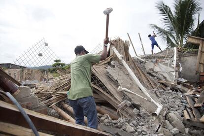 Un mes después de que un terremoto de magnitud 7,8 en la escala Richter sacudiera el norte de Ecuador, la situación sobre el terreno es aún devastadora.