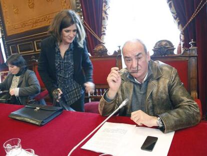La diputada de Hacienda, Helena Franco, en el centro, junto a Martin Garitano, antes de la reunión con los alcaldes de Gipuzkoa.