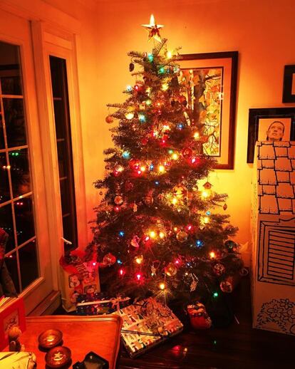 La actriz de 'Perdidos' Evangeline Lilly ya tiene preparado su rincón especial, donde no solo ha colocado el árbol, sino también algunos regalos debajo de este. “Demasiado pronto?”, pregunta la intérprete junto a la fotografía de su decoración navideña.