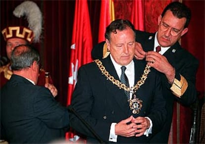 Un funcionario impone a Álvarez del Manzano el collar de alcalde de Madrid en julio de 1999.