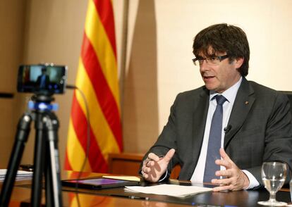 Carles Puigdemont respon a trav&eacute;s de Facebook Life.