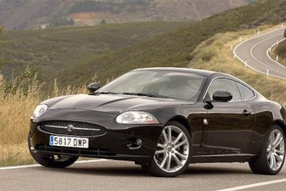 La línea del nuevo Jaguar XK se inspira en los Aston Martin y actualiza la elegancia del diseño británico en un envoltorio deportivo. El frontal y las aletas traseras musculosas son sus rasgos distintivos.