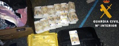 Dinero intervenido por la Guardia Civil a los ocupantes del vehículo.