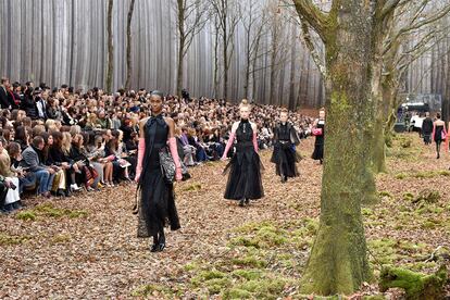 Nadie supera la escenografía de Chanel

Karl Lagerfeld vuelve a coronarse como el mago de la espectacularidad. El diseñador transformó el Grand Palais en un bosque otoñal repleto de hojas secas, árboles y ninfas que paseaban sus diseños.