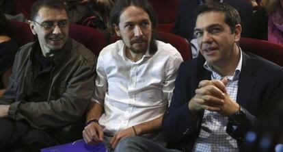 El l&iacute;der del partit grec Syriza, Alexis Tsipras (d), al costat de Pablo Iglesias a l&#039;assemblea d&#039;aquest mat&iacute;.