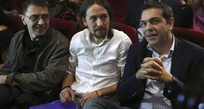 El líder del partit grec Syriza, Alexis Tsipras (d), al costat de Pablo Iglesias a l'assemblea d'aquest matí.