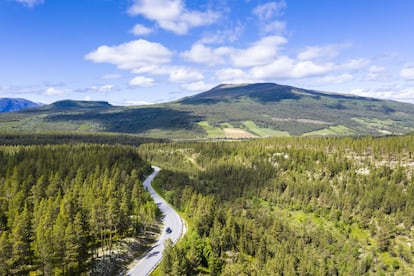 Quien visite este parque nacional, unos 200 kilómetros <a href="https://elviajero.elpais.com/elviajero/2019/09/12/actualidad/1568277981_365685.html" target="_blank">al norte de Oslo</a>, entrará en el Reino de los Gigantes, o al menos esa sería la traducción literal de Jøtunheimen. Los gigantes son, en realidad, las cumbres más altas de Noruega, que se yerguen hacia el cielo, imponentes y majestuosas a 2.500 metros. Excursiones de uno o varios días permiten visitar glaciares, llanuras pedregosas y lagos alpinos. Aquí está también una de las rutas de senderismo más famosas y holladas de Noruega: la del monte Besseggen.