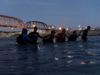 Un grupo de migrantes cruzaba el río Bravo para entrar en Estados Unidos por Eagle Pass (Texas), el 24 de febrero.