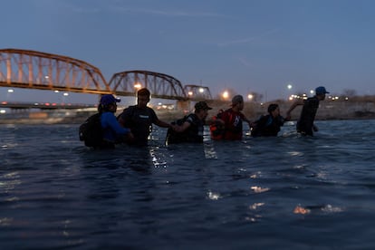 Un grupo de migrantes cruzaba el río Bravo para entrar en Estados Unidos por Eagle Pass (Texas), el 24 de febrero.