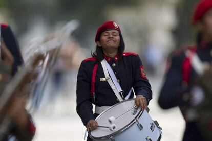 La banda de guerra del Ejército venezolano ensaya en el Monumento de la Nación a sus Próceres para acompañar la caravana en el velorio del fallecido presidente, Hugo Chávez.