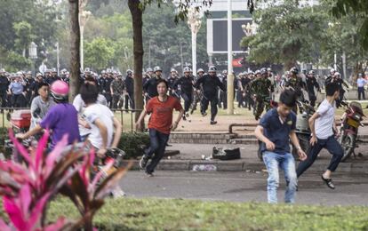 Violentas protestas en Guangdong (China) contra la construcción de una planta química. En la imagen, la policía antidisturbios trata de dispersar a los manifestantes.