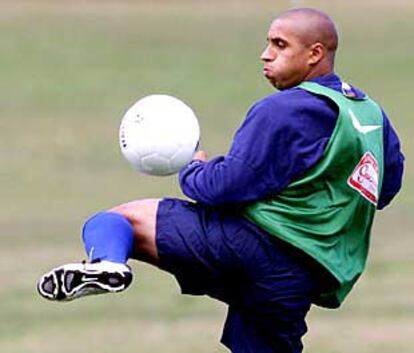 Roberto Carlos domina el balón durante un entrenamiento de Brasil.