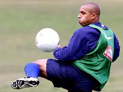 Roberto Carlos domina el balón durante un entrenamiento de Brasil.