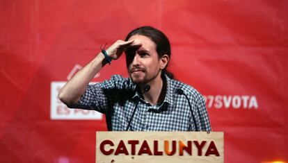 Pablo Iglesias, que ja havia parlat de "fuetejar Mas" durant la campanya, també ha entrat al llenguatge indi i ha versionat una de les cançons del difunt Javier Krahe. "Cueta lila no entendre petit Pujol votar reforma laboral amb gran cap Plasma", va cantar en al·lusió a l'expresident de la Generalitat Jordi Pujol i a Mariano Rajoy, president del Govern espanyol. A la imatge, Pablo Iglesias en un míting aquest dilluns.