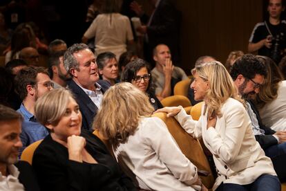 La líder de Sumar, Yolanda Díaz, saluda al exconsejero de Interior, Quim Forn (Junts) durante el acto de presentación del dictamen sobre la amnistía en Barcelona.